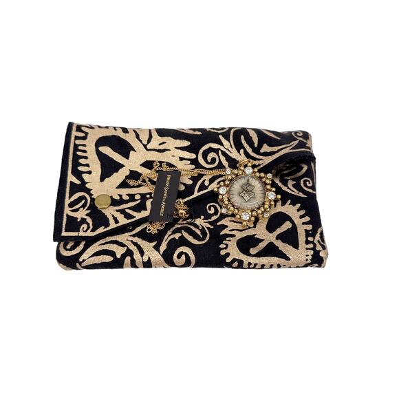 VIRGINS SAINTS & ANGELS VSA Cloister Sacred Heart Charm Necklace in Gold - Picture 3 of 8